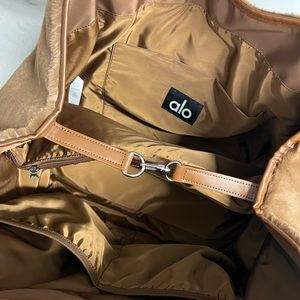 Alo Yoga Faux FurTote Bag Chocolate